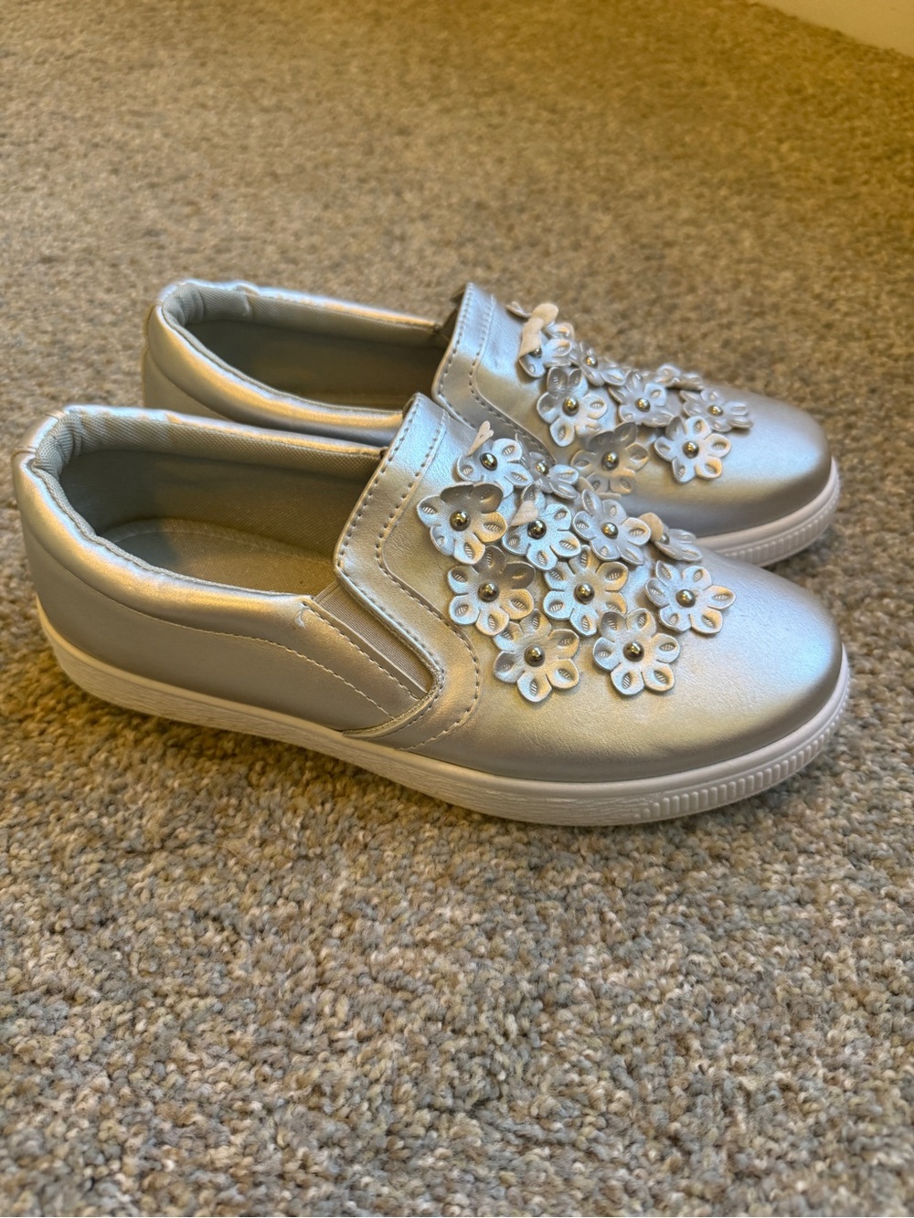 Silver Slip-On Floral appliqué loafer style Sneaker women’s 8.5 wide